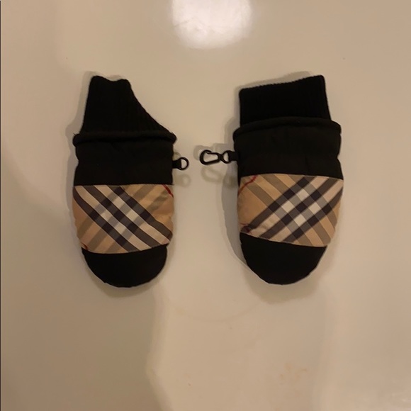 Burberry snow gloves